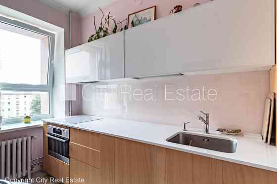 Фасадный дом, реновированный дом, территория обнесена забором, место для машины, Рига