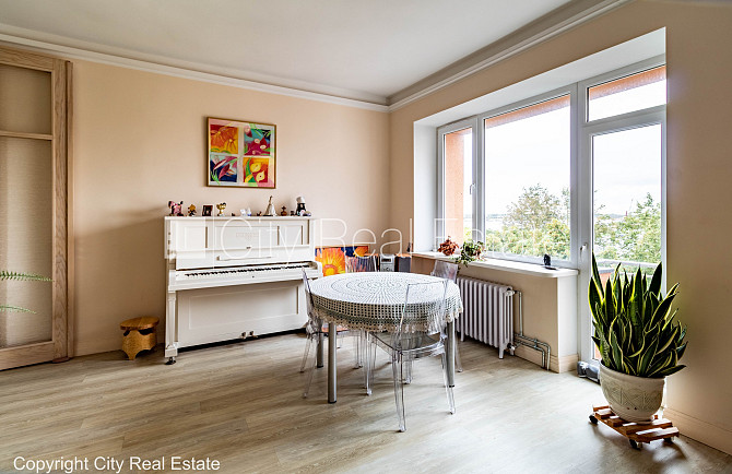 Фасадный дом, реновированный дом, территория обнесена забором, место для машины, Рига - изображение 1