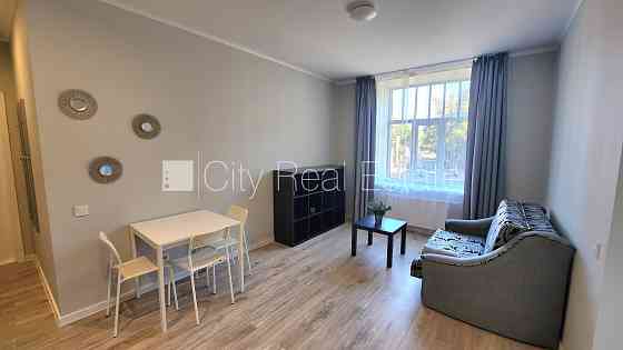 Реновированный дом, лифт, лестничная клетка после капитального ремонта, окна Рига