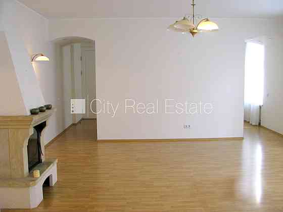 Частный дом, фасадный дом, реновированный дом, закрытый двор, территория обнесена Рига