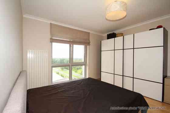 Современная, полностью меблированная 3-комнатная квартира с панорамными окнами в Рига