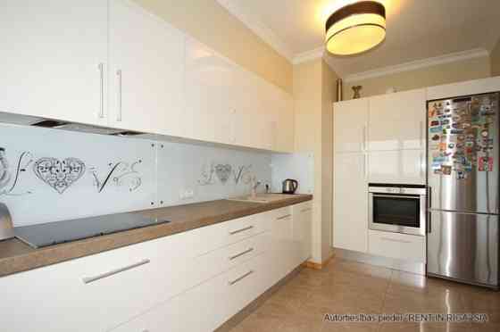 Современная, полностью меблированная 3-комнатная квартира с панорамными окнами в Рига