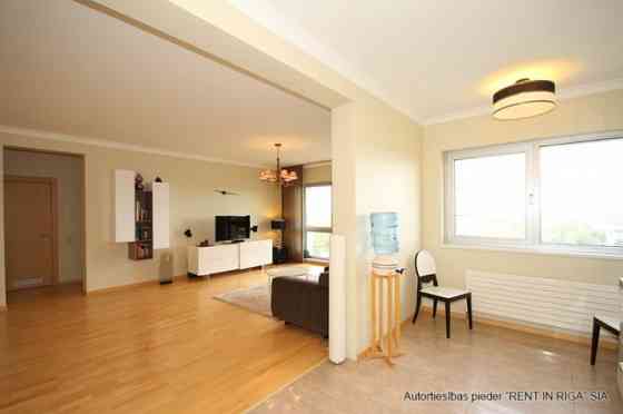 Современная, полностью меблированная 3-комнатная квартира с панорамными окнами в Рига