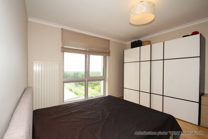 Современная, полностью меблированная 3-комнатная квартира с панорамными окнами в Рига - изображение 6