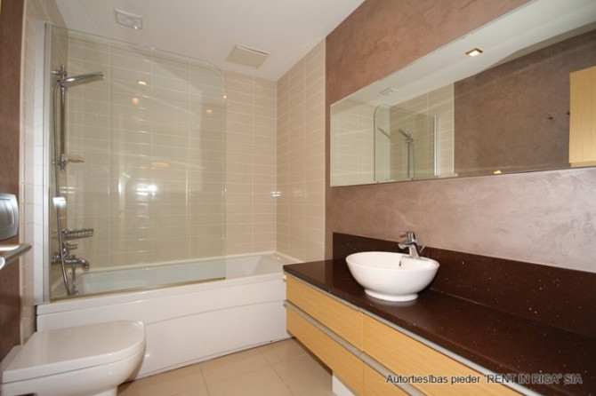 Современная, полностью меблированная 3-комнатная квартира с панорамными окнами в Рига - изображение 8