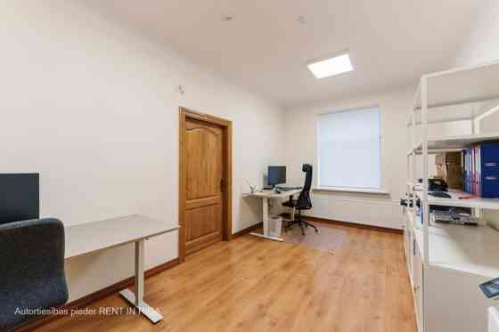 Oфис в ухоженном офисном здании недалеко от ул. Калнциема  Обслуживание включено Rīga