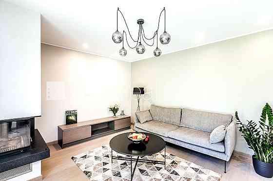 Фасадный дом, реновированный дом, вход с улицы, лифт, лестничная клетка после Рига