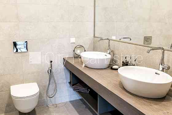 Фасадный дом, реновированный дом, вход с улицы, лифт, лестничная клетка после Рига