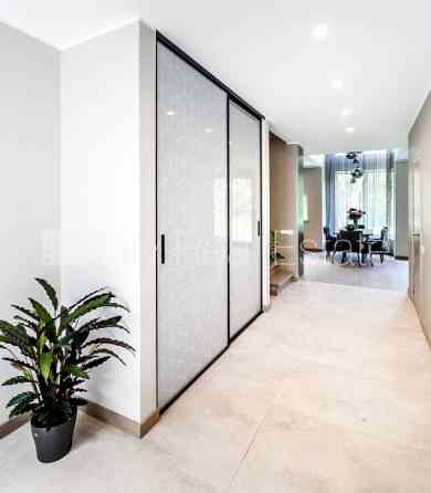 Фасадный дом, реновированный дом, вход с улицы, лифт, лестничная клетка после Рига