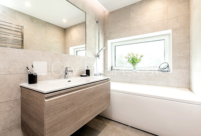 Фасадный дом, реновированный дом, вход с улицы, лифт, лестничная клетка после Рига - изображение 12