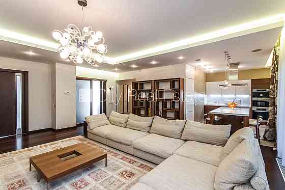 Фасадный дом, кирпичные стены, вход с улицы, лифт, лестничная клетка после Рига