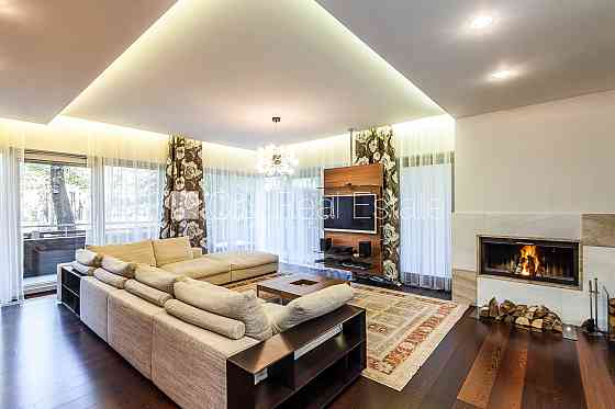 Фасадный дом, кирпичные стены, вход с улицы, лифт, лестничная клетка после Рига