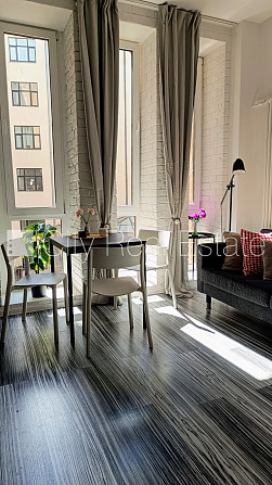 Фасадный дом, закрытый двор, лифт, лестничная клетка после капитального ремонта, Рига - изображение 1