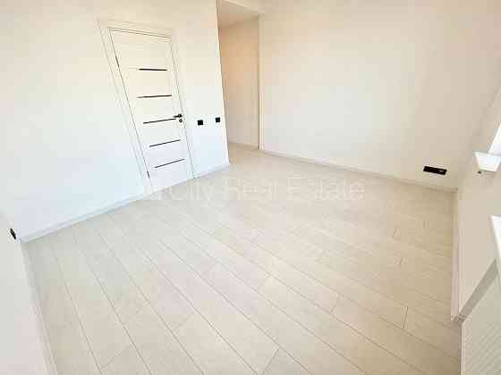 Фасадный дом, реновированный дом, вход с улицы, лифт, лестничная клетка после Рига