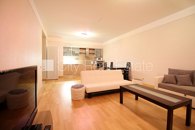 Частный дом, новостройка, благоустроенный озеленённый двор 2544 м2, гараж на две Юрмала - изображение 2