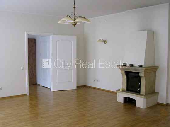 Фасадный дом, реновированный дом, закрытый двор, вход с улицы, лестничная клетка Rīga