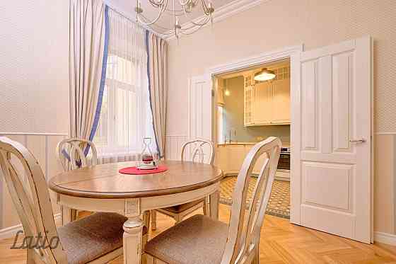 Pārdod skaistu 4-istabu dzīvokli Rīgas centrā. Dzīvoklī ir zemi komunālie maksājumi, pateicoties ind Рига