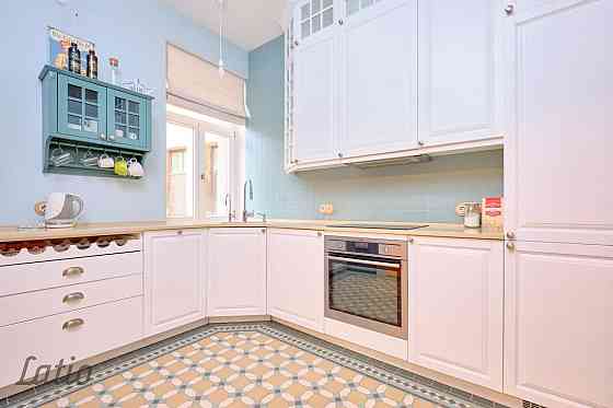 Pārdod skaistu 4-istabu dzīvokli Rīgas centrā. Dzīvoklī ir zemi komunālie maksājumi, pateicoties ind Рига