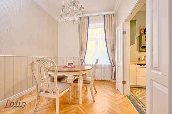 Pārdod skaistu 4-istabu dzīvokli Rīgas centrā. Dzīvoklī ir zemi komunālie maksājumi, pateicoties ind Рига