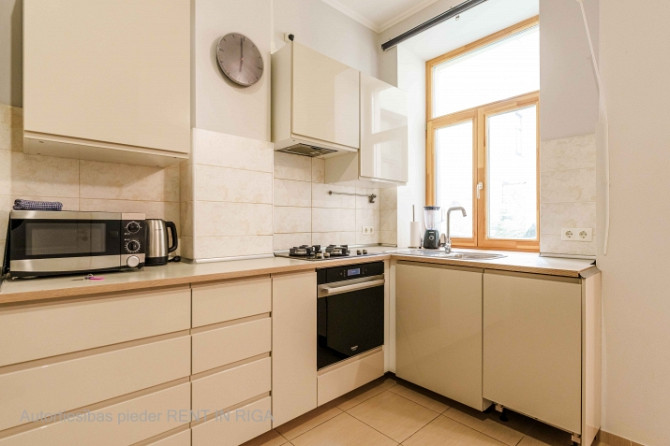 Tiek izīrēts liels dzīvoklis Klusajā centrā. Pieejams no 25.oktobra.  Dzīvokļa plānojums: - Rīga - foto 3