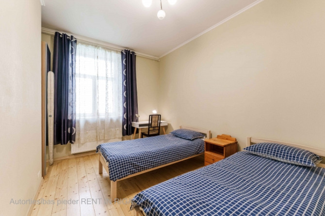 Tiek izīrēts liels dzīvoklis Klusajā centrā. Pieejams no 25.oktobra.  Dzīvokļa plānojums: - Rīga - foto 9