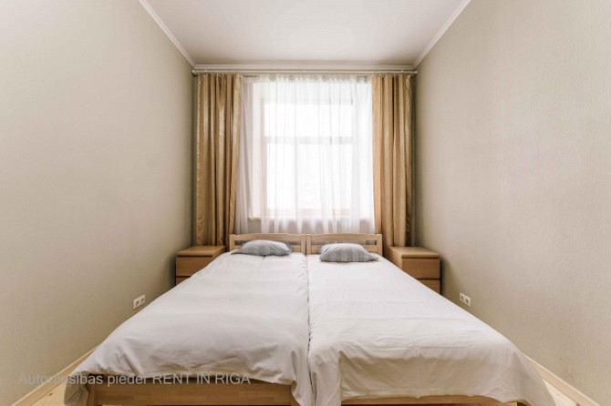 Tiek izīrēts liels dzīvoklis Klusajā centrā. Pieejams no 25.oktobra.  Dzīvokļa plānojums: - Rīga - foto 7