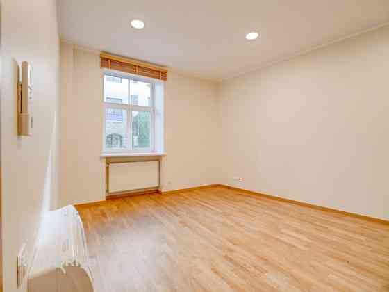 Biroja telpas centrā. Renovēta ēka.  + 1. stāvs. + Platība sastāv no priekštelpas, 5 kabinetiem, pal Рига