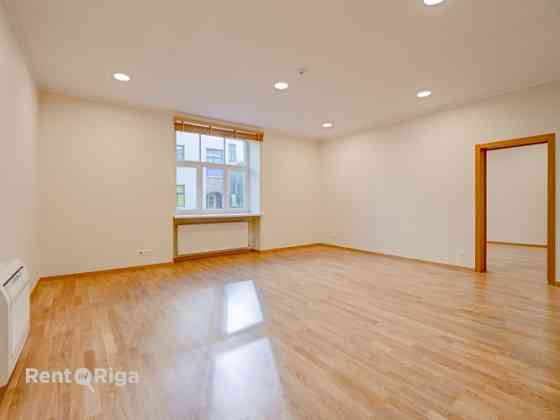 Biroja telpas centrā. Renovēta ēka.  + 1. stāvs. + Platība sastāv no priekštelpas, 5 kabinetiem, pal Рига