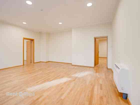 Biroja telpas centrā. Renovēta ēka.  + 1. stāvs. + Platība sastāv no priekštelpas, 5 kabinetiem, pal Рига