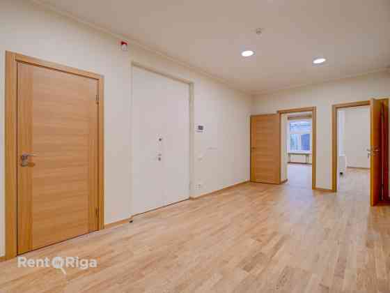Biroja telpas centrā. Renovēta ēka.  + 1. stāvs. + Platība sastāv no priekštelpas, 5 kabinetiem, pal Рига