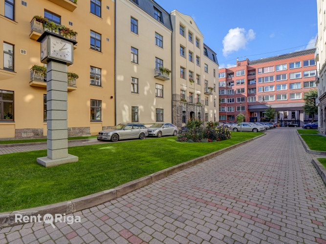 Biroja telpas centrā. Renovēta ēka.  + 1. stāvs. + Platība sastāv no priekštelpas, 5 kabinetiem, pal Рига - изображение 1