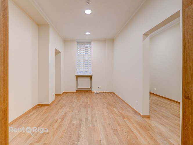 Biroja telpas centrā. Renovēta ēka.  + 1. stāvs. + Platība sastāv no priekštelpas, 5 kabinetiem, pal Рига - изображение 8