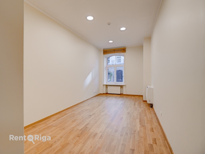 Biroja telpas centrā. Renovēta ēka.  + 1. stāvs. + Platība sastāv no priekštelpas, 5 kabinetiem, pal Рига - изображение 3