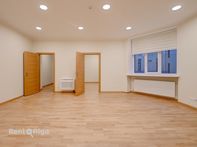 Biroja telpas centrā. Renovēta ēka.  + 1. stāvs. + Platība sastāv no priekštelpas, 5 kabinetiem, pal Рига - изображение 7