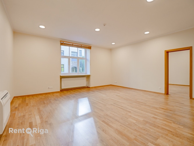 Biroja telpas centrā. Renovēta ēka.  + 1. stāvs. + Platība sastāv no priekštelpas, 5 kabinetiem, pal Рига - изображение 4