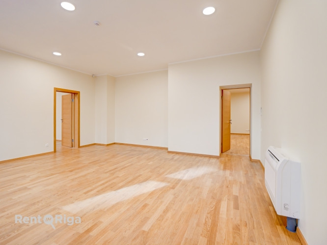 Biroja telpas centrā. Renovēta ēka.  + 1. stāvs. + Platība sastāv no priekštelpas, 5 kabinetiem, pal Рига - изображение 5