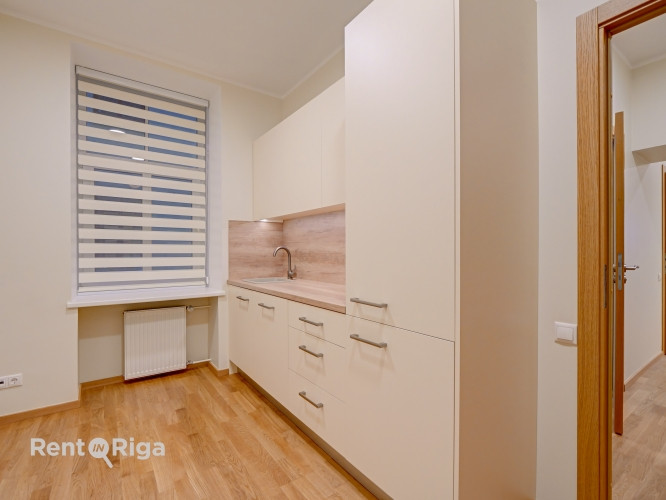 Biroja telpas centrā. Renovēta ēka.  + 1. stāvs. + Platība sastāv no priekštelpas, 5 kabinetiem, pal Рига - изображение 9