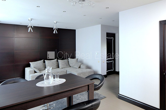 Здание во дворе, реновированный дом, закрытый двор, вход с улицы, лифт, лестничная Рига - изображение 15