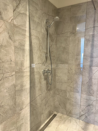 Fasādes māja, renovēta māja, ieeja no ielas, ir lifts, kāpņu telpa pēc kapitālā remonta, Rīga - foto 6