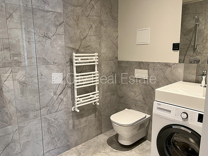 Fasādes māja, renovēta māja, ieeja no ielas, ir lifts, kāpņu telpa pēc kapitālā remonta, Rīga - foto 5