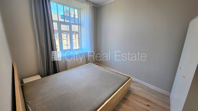 Fasādes māja, renovēta māja, ieeja no ielas, ir lifts, kāpņu telpa pēc kapitālā remonta, Rīga - foto 16