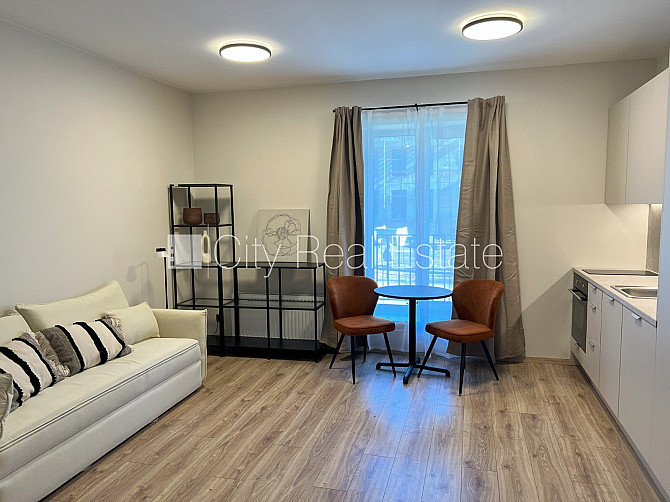 Fasādes māja, renovēta māja, ieeja no ielas, ir lifts, kāpņu telpa pēc kapitālā remonta, Rīga - foto 2