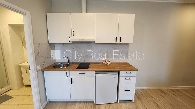 Fasādes māja, renovēta māja, ieeja no ielas, ir lifts, kāpņu telpa pēc kapitālā remonta, Rīga - foto 14