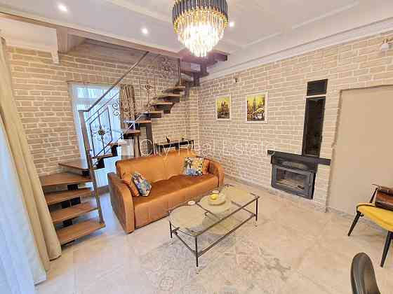 Фасадный дом, зеленая территория, закрытый двор, вход с улицы и со двора, окна Рига