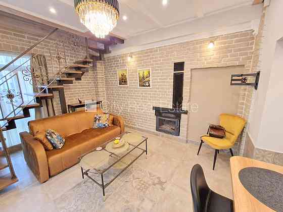 Фасадный дом, зеленая территория, закрытый двор, вход с улицы и со двора, окна Рига