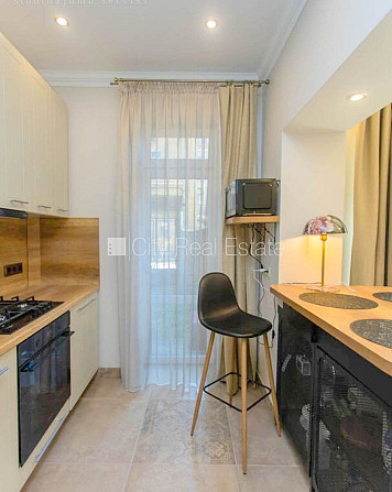 Фасадный дом, зеленая территория, закрытый двор, вход с улицы и со двора, окна Рига - изображение 12