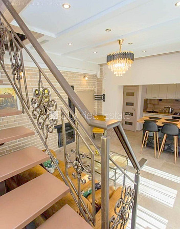 Фасадный дом, зеленая территория, закрытый двор, вход с улицы и со двора, окна Рига - изображение 16