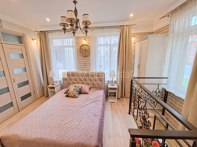 Фасадный дом, зеленая территория, закрытый двор, вход с улицы и со двора, окна Рига - изображение 20