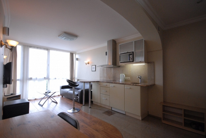 No 1.septembra ilgtermiņā tiek izīrēts divistabu dzīvoklis ar izolētu guļamistabu un studio Rīga - foto 4