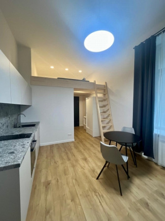 Ilgtermiņa īrei pieejams mūsdienīgs un līdz detaļām pārdomāts studio tipa dzīvoklis Rīga - foto 3
